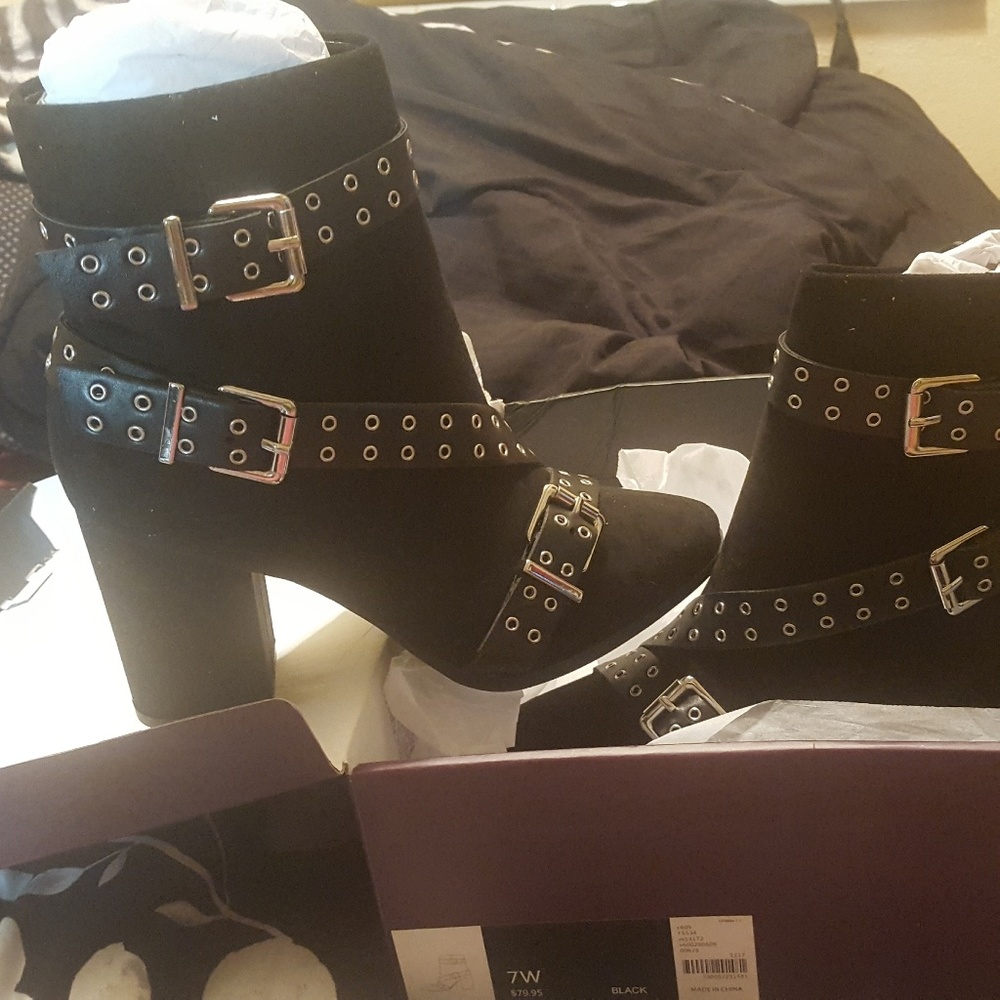 Heeled ankle boot with grommet straps 7w - Picture 2 of 2